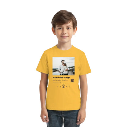 Gelbes kurzarmshirt mit individuellem spotify musikplayer design foto songtitel künstler und bedienelementen