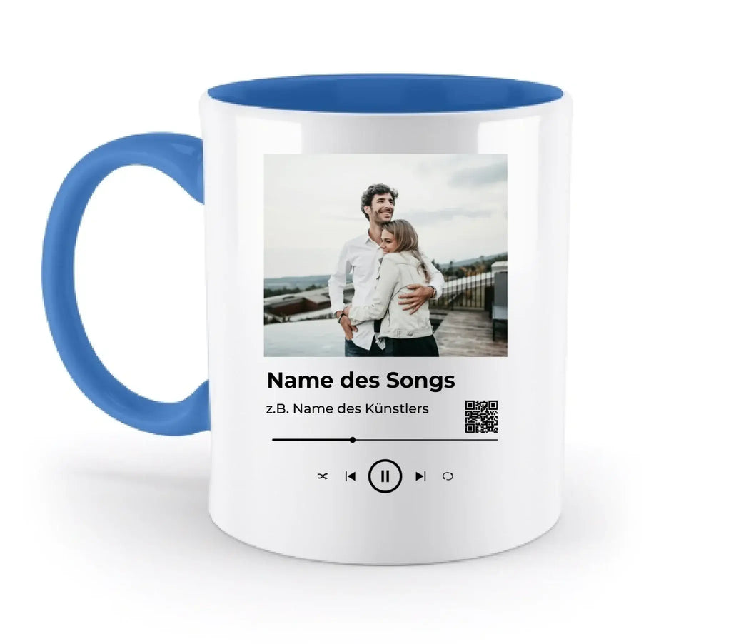 Weiße keramiktasse mit blauem griff und innerem featuring persönliches foto, songtitel, künstler und qr code