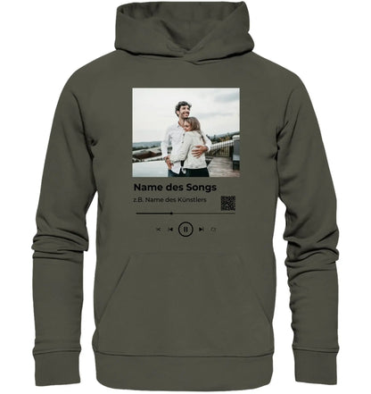 Olivegrüner hoodie mit individuellem spotify-fotomotiv und musikplayer-design mit foto von zwei personen und steuerungselementen