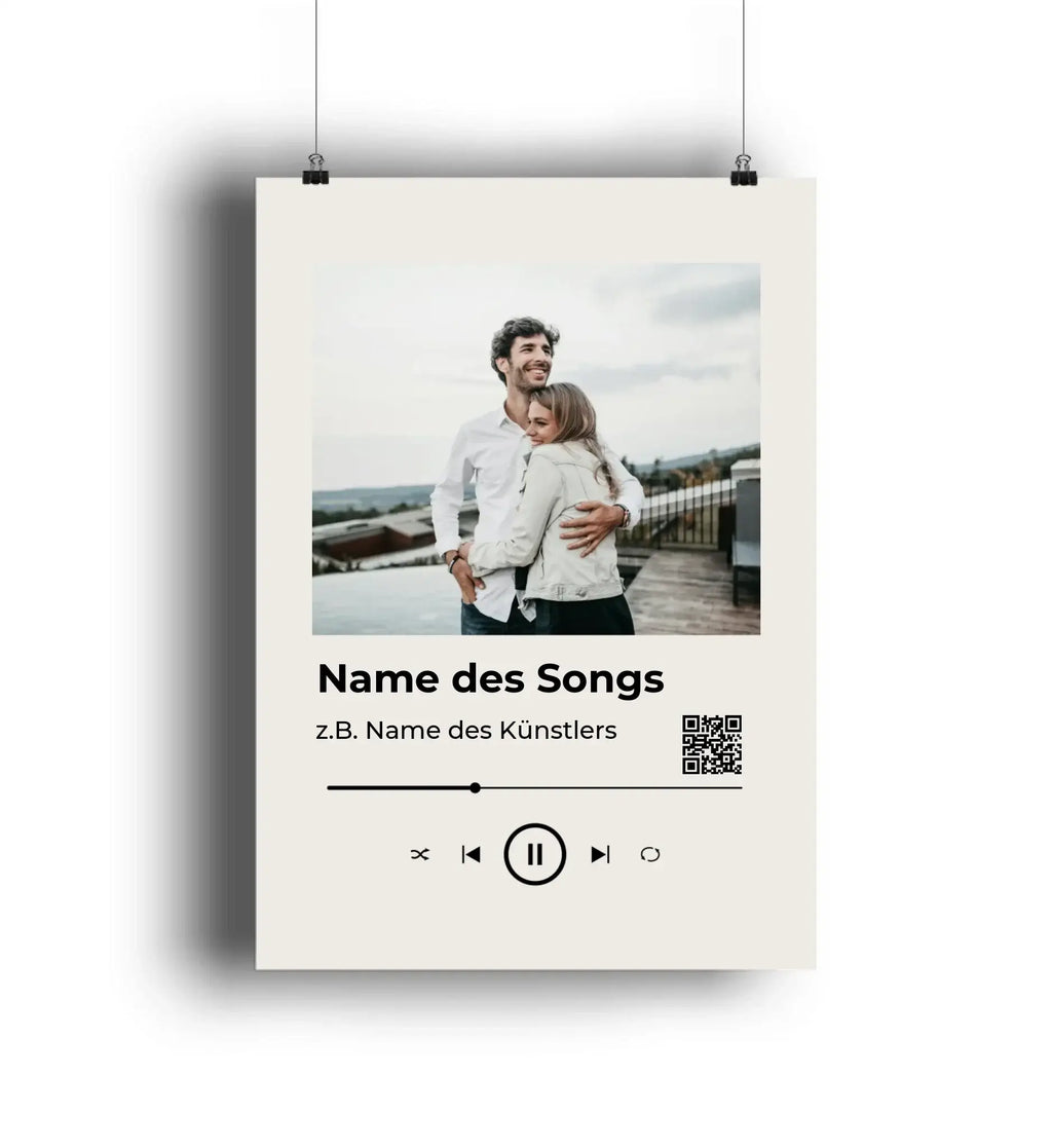 Creamfarbiges minimalistisches spotify-fotomotiv poster mit paar in umarmung und digitalem audio player design