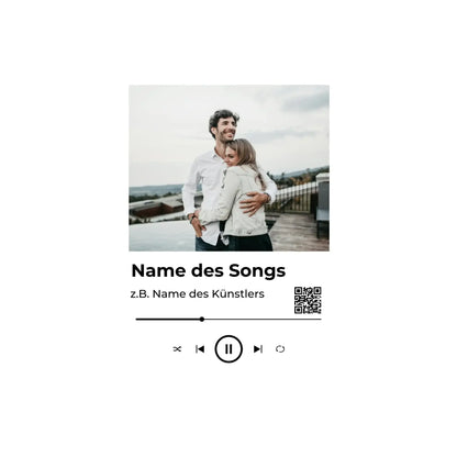 Minimalistischer spotify-fotomotiv musikplayer mit foto eines umarmenden paars und schwarzen textbeschriftungen