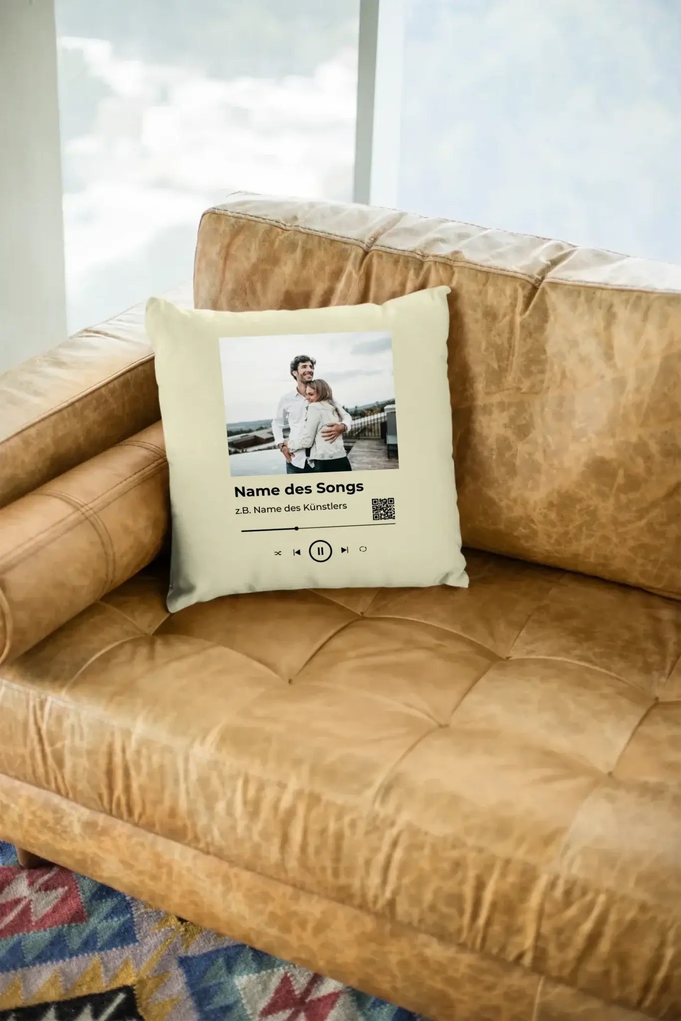 Creamfarbiges quadratisches kissen mit foto zweier personen und spotify-songplayer-design aus der statement-collection