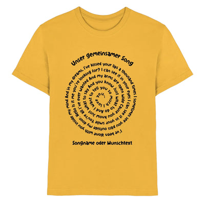 Gelbes kurzarmshirt mit spiraltext in schwarz cotton spotify-motiv statement-collection wunschtext