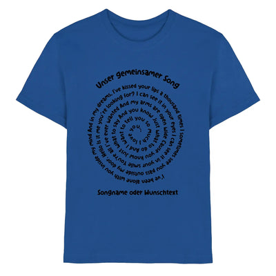 Ein royalblaues baumwollshirt mit schwarzem spiraltext design unser gemeinsamer song in konzentrischen kreisen