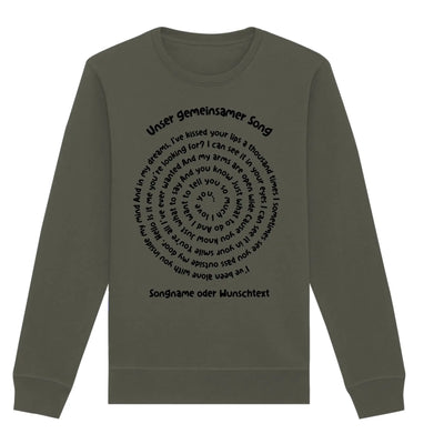 Olivegrüner langarm sweatshirt mit spiraltext design aus spotify lyrics für die statement collection bequem und stylisch