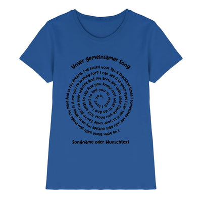 Ein royal blauer damen t shirt mit kurzen ärmeln und einem kreisförmigen schwarzen spiraltext mit deutschen und englischen lyrics