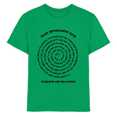 Ein grünes baumwollshirt mit schwarzem spiraltext-design unser gemeinsamer song und songtexten in konzentrischen kreisen