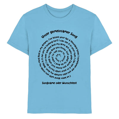 Hellblaues baumwollshirt mit schwarzem spiralmotiv und songtext unser gemeinsamer song aus der spotify statement collection