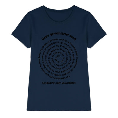 Navyblaue kurzarm tshirt mit schwarzem kreisförmigem textdesign und deutschem titel unser gemeinsamer song