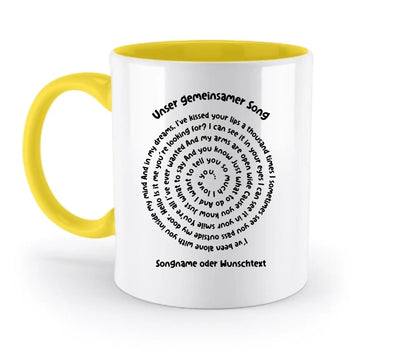 Weiße keramikmug mit gelbem griff und innen, schwarzer spiraltext rund am rand, spotify-motiv aus statement-collection