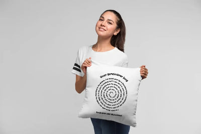 Weißes quadratisches kissen mit schwarzem spiralförmigem text aus der spotify motiv 1 statement collection