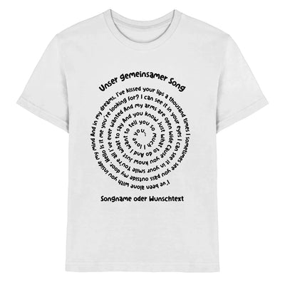 Weißer baumwoll-t-shirt mit schwarzem spiraltext aus dem song unser gemeinsamer song aus der spotify-motiv 1 kollektion