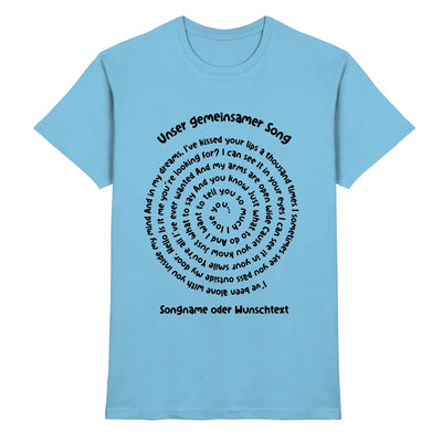 Hellblaues baumwollshirt mit schwarzem spiralschrift design und deutschen sowie englischen spotify-lyrics