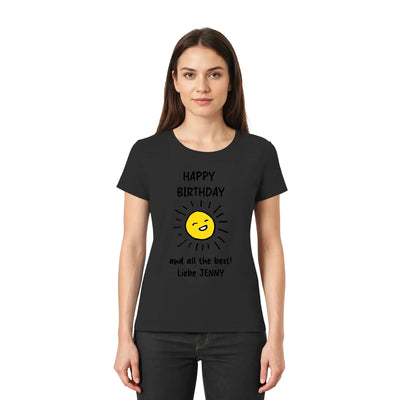 Schwarzes kurzarmshirt mit gelber lächelnder sonne und text happy birthday liebe jenny aus der spotify-motiv 2 kollektion