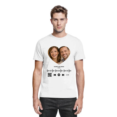 Weiße baumwoll-t-shirt mit herzförmigem foto zweier lächelnder personen und spotify-wellenform playback controls