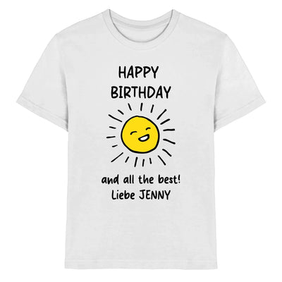 Weiße baumwoll-t-shirt mit fröhlicher gelber sonne und schwarzem text happy birthday und liebe jenny aus der spotify-motiv 2 statement-collection