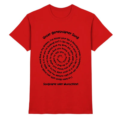 Rotes baumwoll t shirt mit schwarzem spiralförmigem textdesign unser gemeinsamer song und konzentrischen songtexten