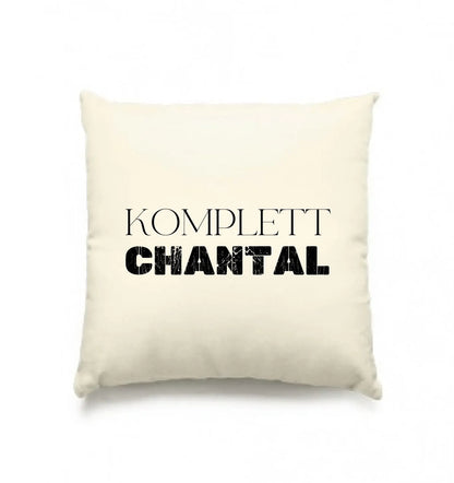 Creamfarbiges quadratisches kissen mit schwarzem text komplett chantal aus der statement collection personalisierbar