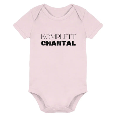 Ein weicher rosa babystrampler mit schwarzem text komplett chantal aus der personalisierten statement-collection