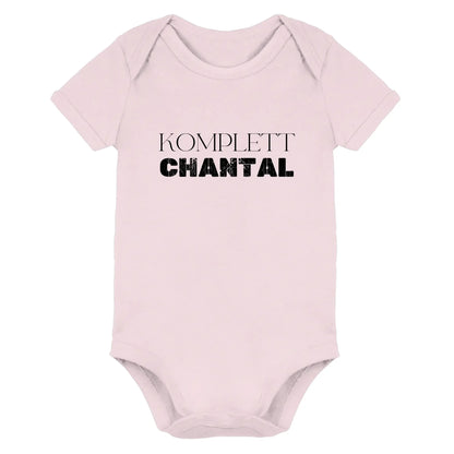 Ein weicher rosa babystrampler mit schwarzem text komplett chantal aus der personalisierten statement-collection