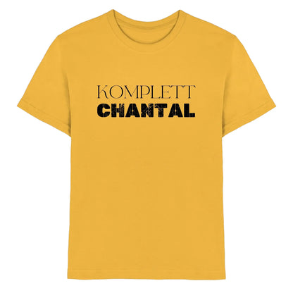 Ein senfgelbes kurzarmshirt mit komplett in dünner schwarzer serif und chantal in fetter, distressed sans-serif