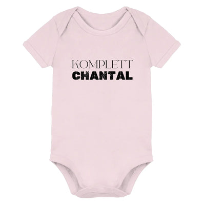 Ein weicher rosa babystrampler aus der statement collection mit komplett chantal bedrucktem wunschtext