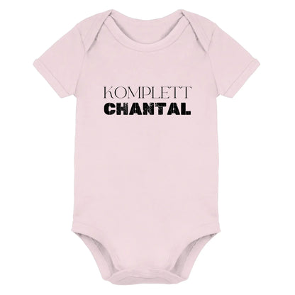 Ein weicher rosa babystrampler aus der statement collection mit komplett chantal bedrucktem wunschtext