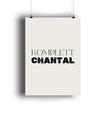 Minimalistisches beige poster mit schwarzer typografie komplett und chantal mit distressed effekt aus der statement collection