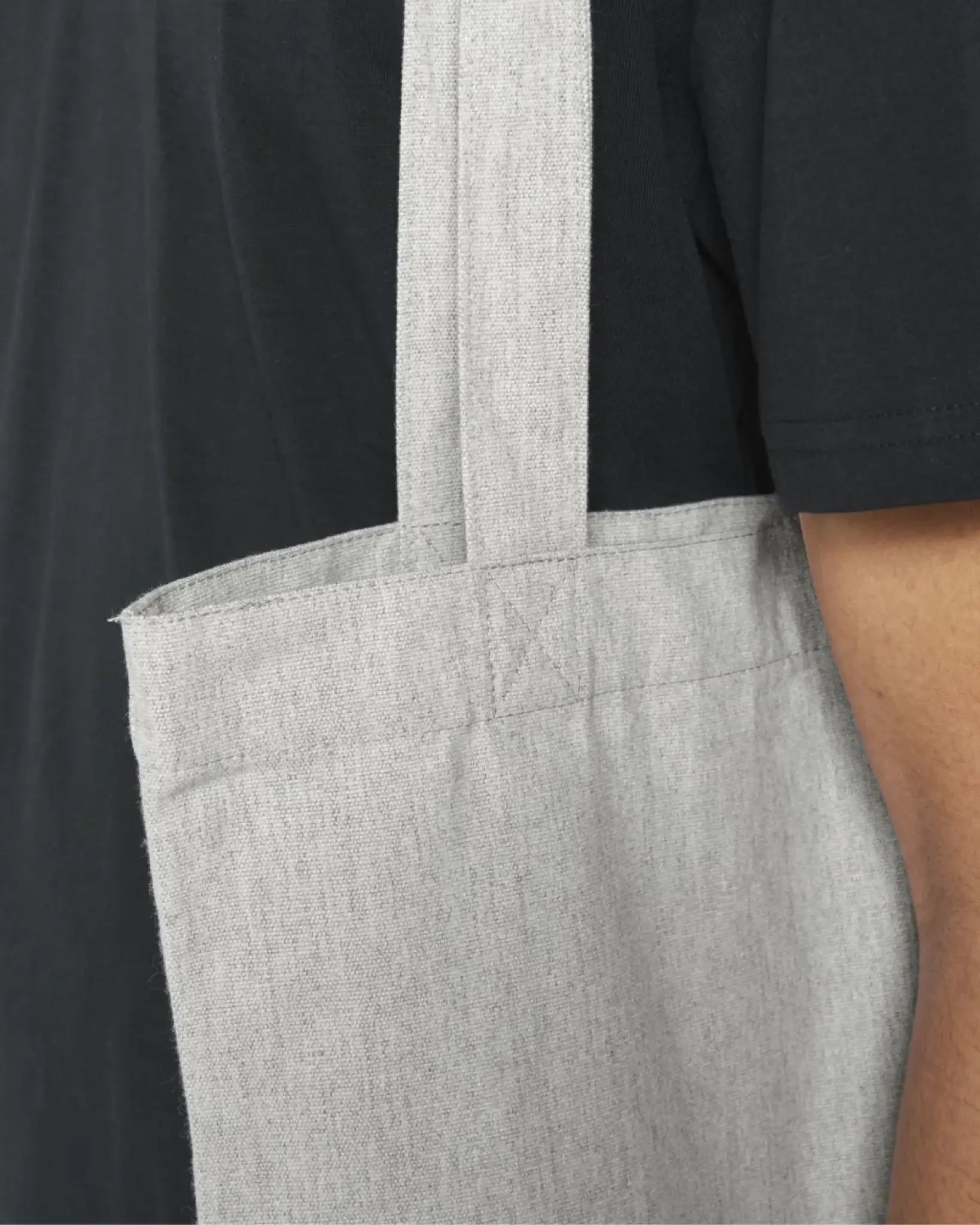 Ein hellgrauer texturierter canvas tote bag mit robustengriffen aus der sprüche mit namen 3 statement collection