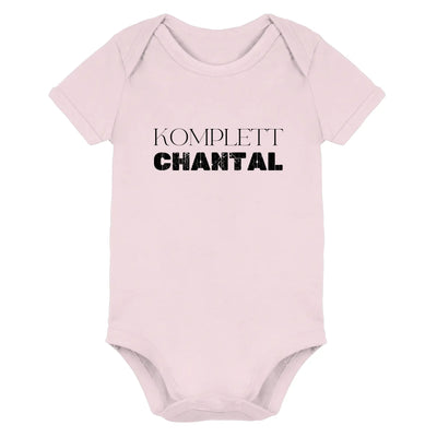 Ein weiches rosa babystrampler mit dem aufdruck komplett chantal aus der sprüche mit namen statement collection