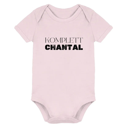 Ein weiches rosa babystrampler mit dem aufdruck komplett chantal aus der sprüche mit namen statement collection