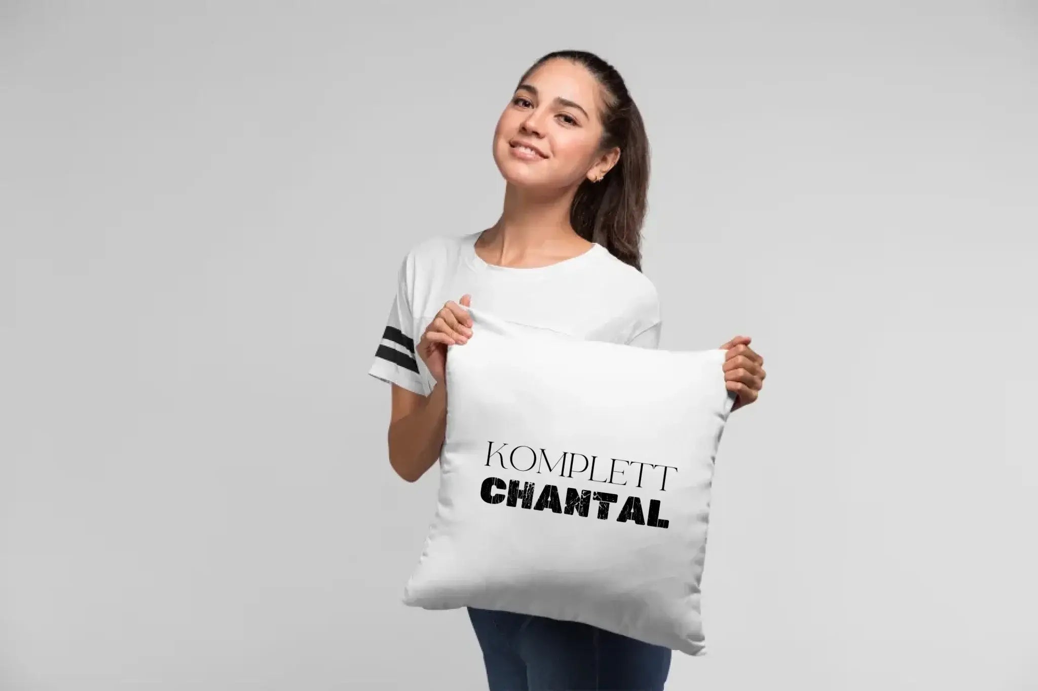 Weiße kissen mit schwarzem text komplett chantal aus der sprüche mit namen statement-collection personalisiert
