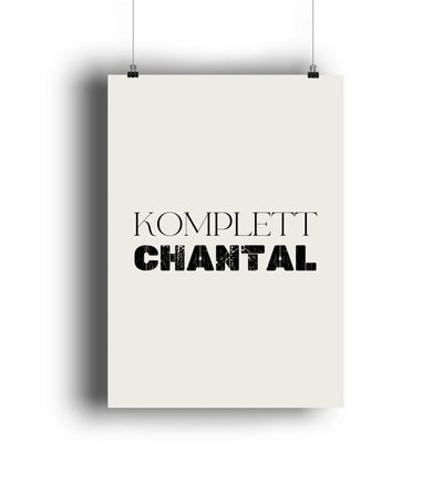 Beiges minimalist poster mit den worten komplett und chantal in fetter schwarzer typografie mit distressed effekt