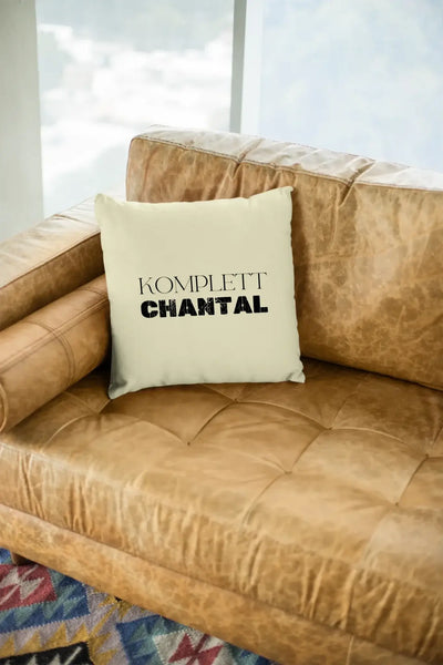 Creamfarbiges kissen mit schwarzem text komplett chantal aus der statement-collection mit personalisiertem wunschtext
