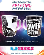 Weiße keramik kaffeetasse mit schwarzer darth vader illustration und star wars logo plus spruch zur kaffeekraft