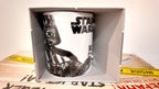 Weiße keramik-tasse mit schwarz-weiß darth vader illustration und star wars logo für kaffeegenuss