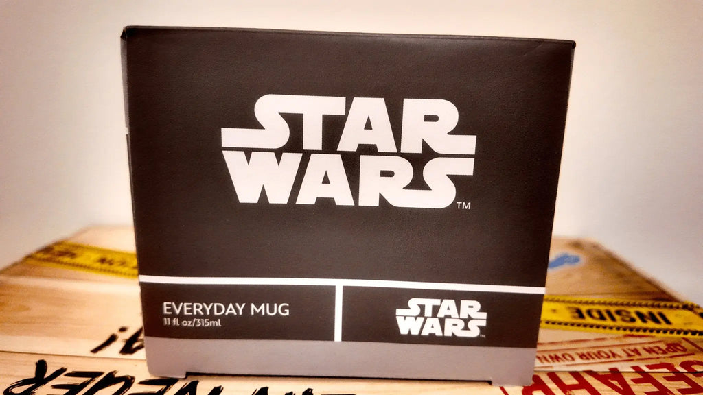 Schwarze star wars kaffeetasse mit weißem logo und text offiziell lizenziertes darth vader produkt im karton