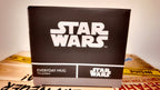 Schwarze star wars kaffeetasse mit weißem logo und text offiziell lizenziertes darth vader produkt im karton