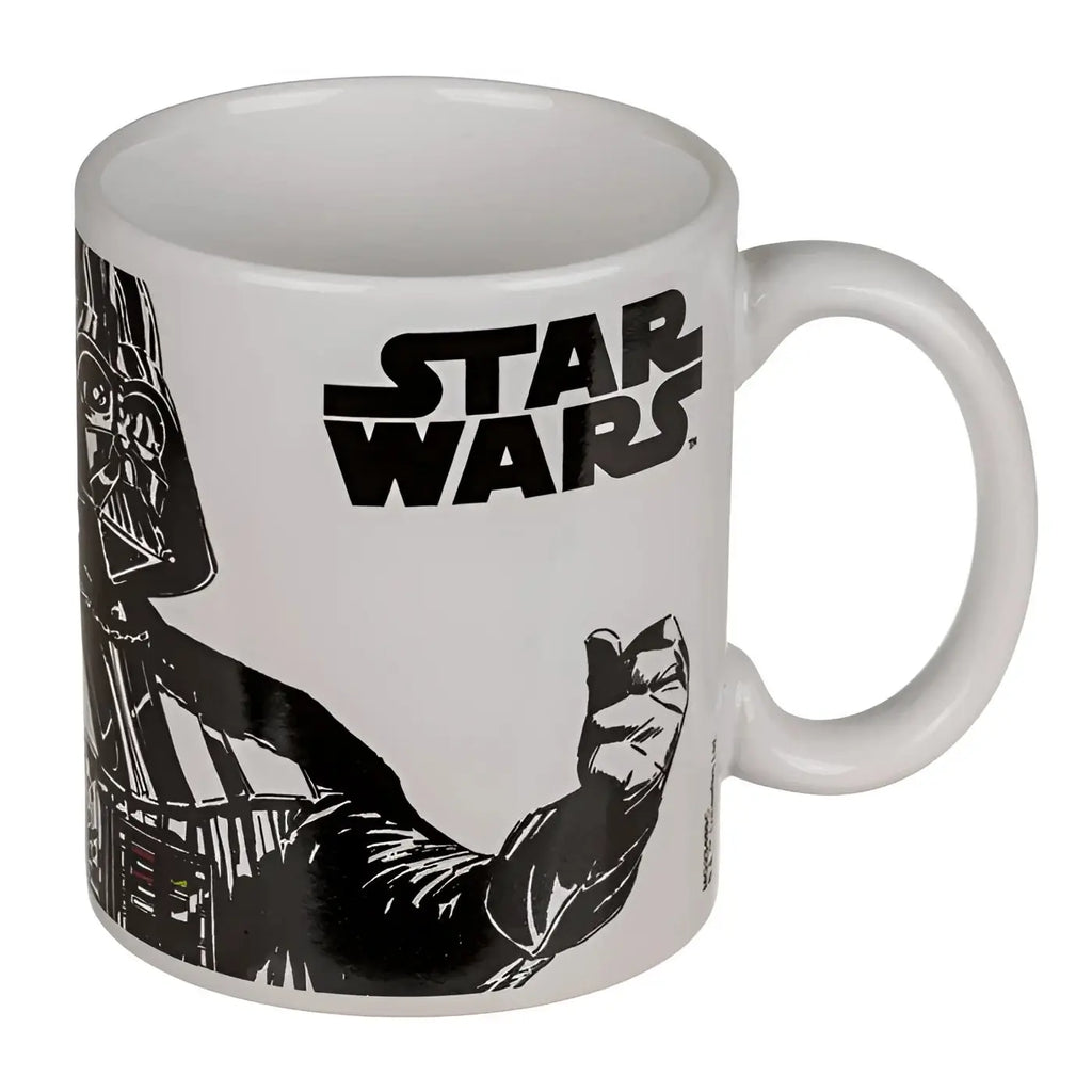 Weiße keramik kaffeetasse mit schwarzer darth vader illustration und star wars logo als offizielles lizenzprodukt
