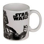 Weiße keramik kaffeetasse mit schwarzer darth vader illustration und star wars logo als offizielles lizenzprodukt