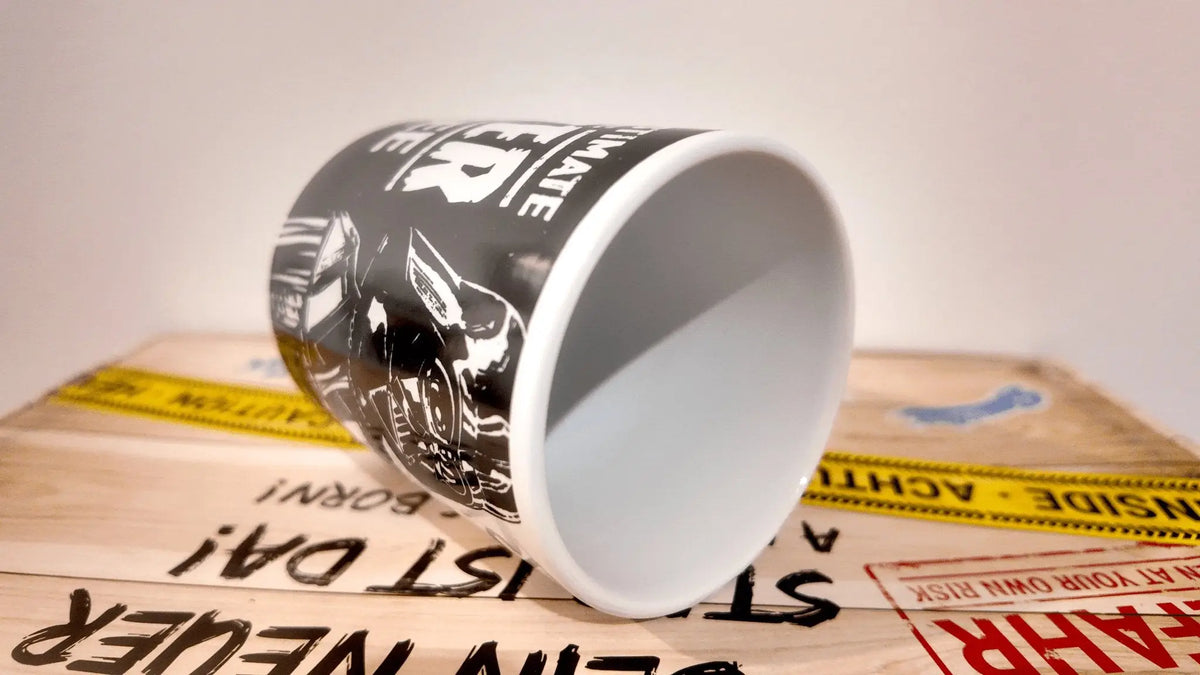 Schwarz weiße star wars tasse mit darth vader motiv und fetten buchstaben auf holzuntergrund