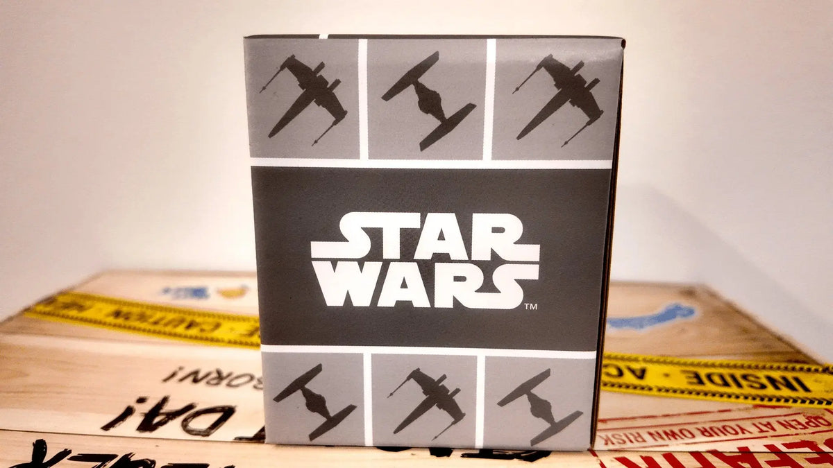 Schwarze und graue star wars tasse mit silhouetten von tie fighters und darth vader design offiziell lizenziert