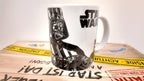 Weiße keramik tasse mit schwarzer darth vader illustration und star wars logo als offizielles lizenzprodukt