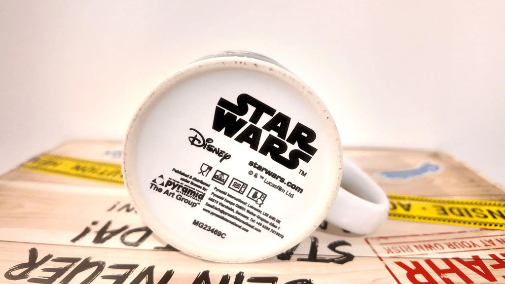 Weiße keramiktasse mit schwarzem star wars logo und disney branding unten auf der offiziellen darth vader kaffeetasse