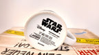 Weiße keramiktasse mit schwarzem star wars logo und disney branding unten auf der offiziellen darth vader kaffeetasse