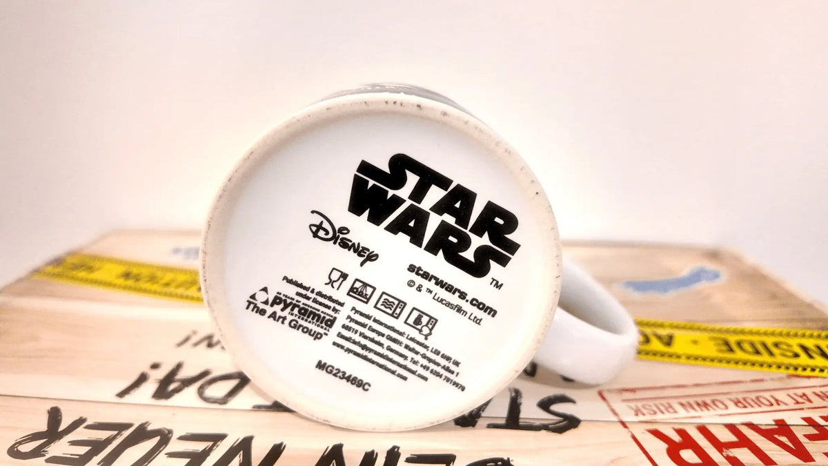 Weiße keramiktasse mit schwarzem star wars logo und disney branding unten auf der offiziellen darth vader kaffeetasse