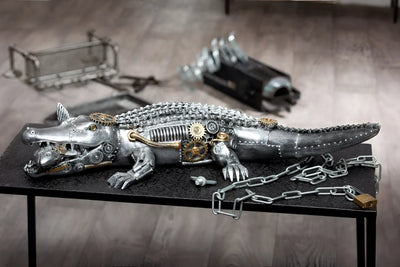 Steampunk metall krokodil figur aus kunstharz in silber mit zahnrädern und kette von gilde 14,5x35,5x60 cm