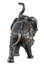 Steampunk figur elefant aus kunstharz in silber mit dunklem metallic finish und messing akzenten von gilde