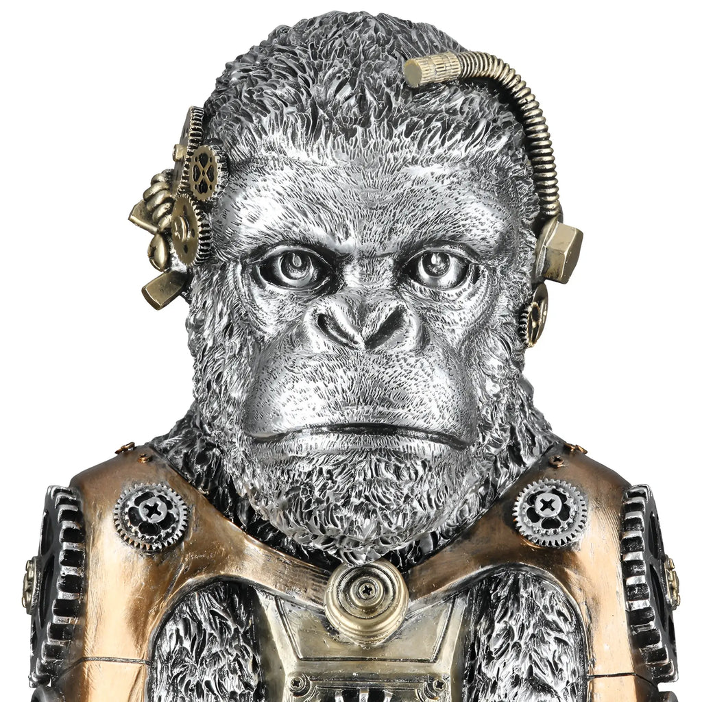 Steampunk figur gorilla aus kunstharz mit silberfarbenen und gold-bronzefarbenen akzenten und metallischen mechanikdetails