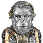 Steampunk figur gorilla aus kunstharz mit silberfarbenen und gold-bronzefarbenen akzenten und metallischen mechanikdetails